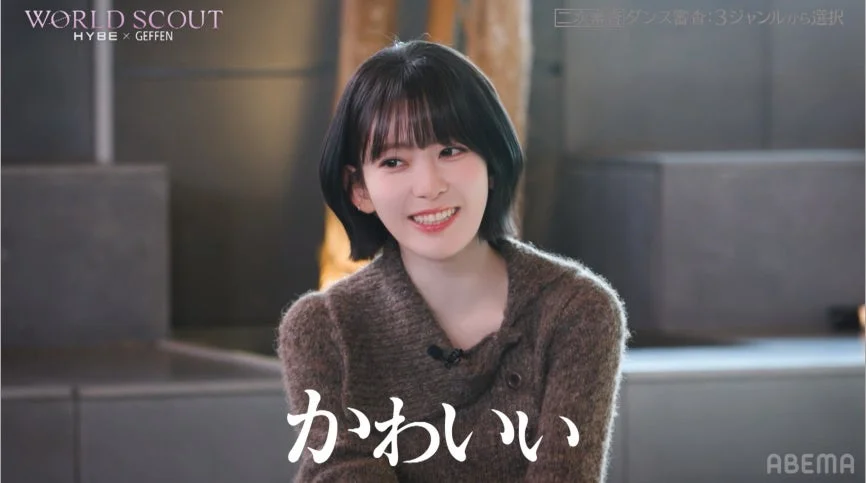 笑顔の女性がインタビューを受けている様子