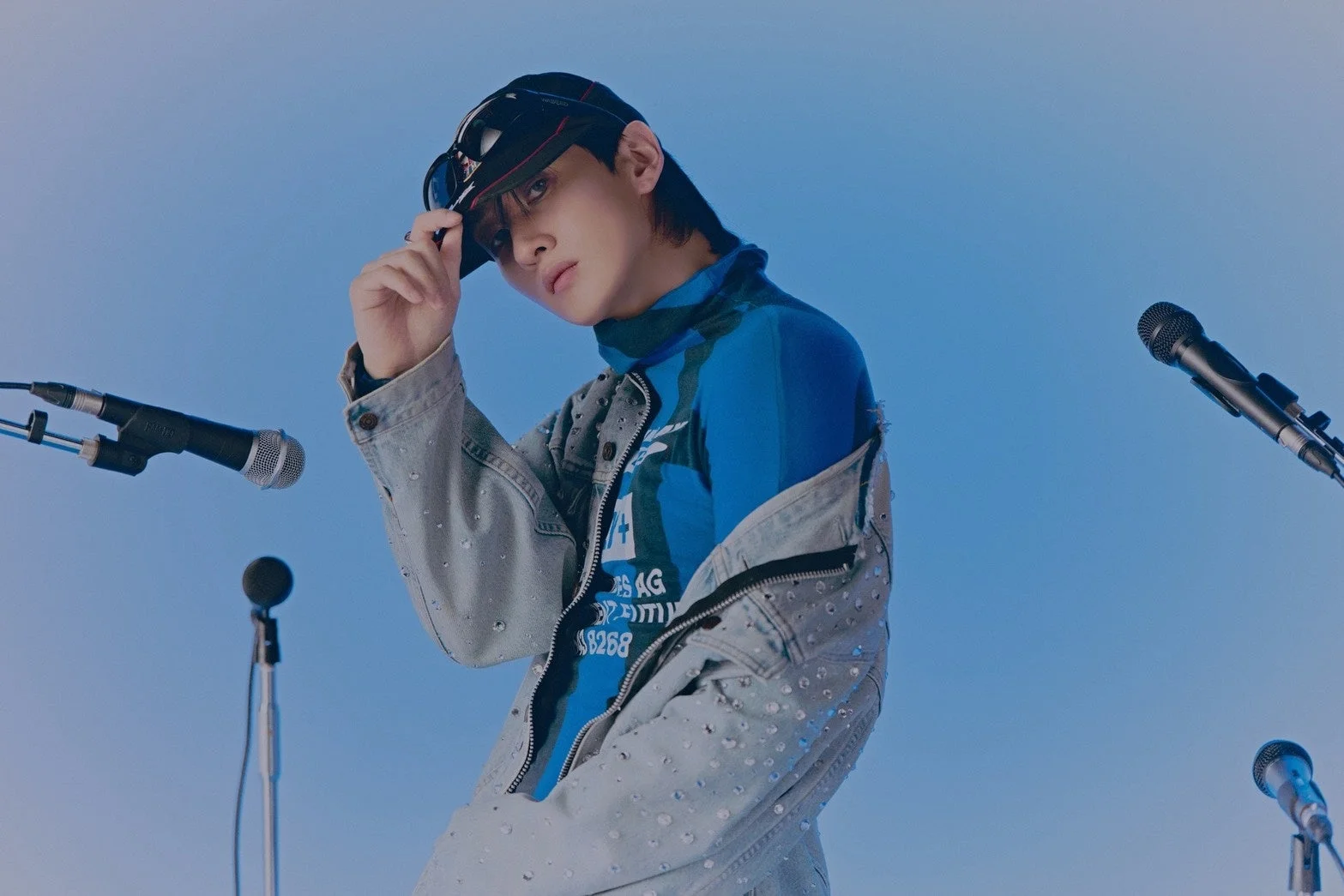 青いシャツとデニムジャケットを着たウニョク