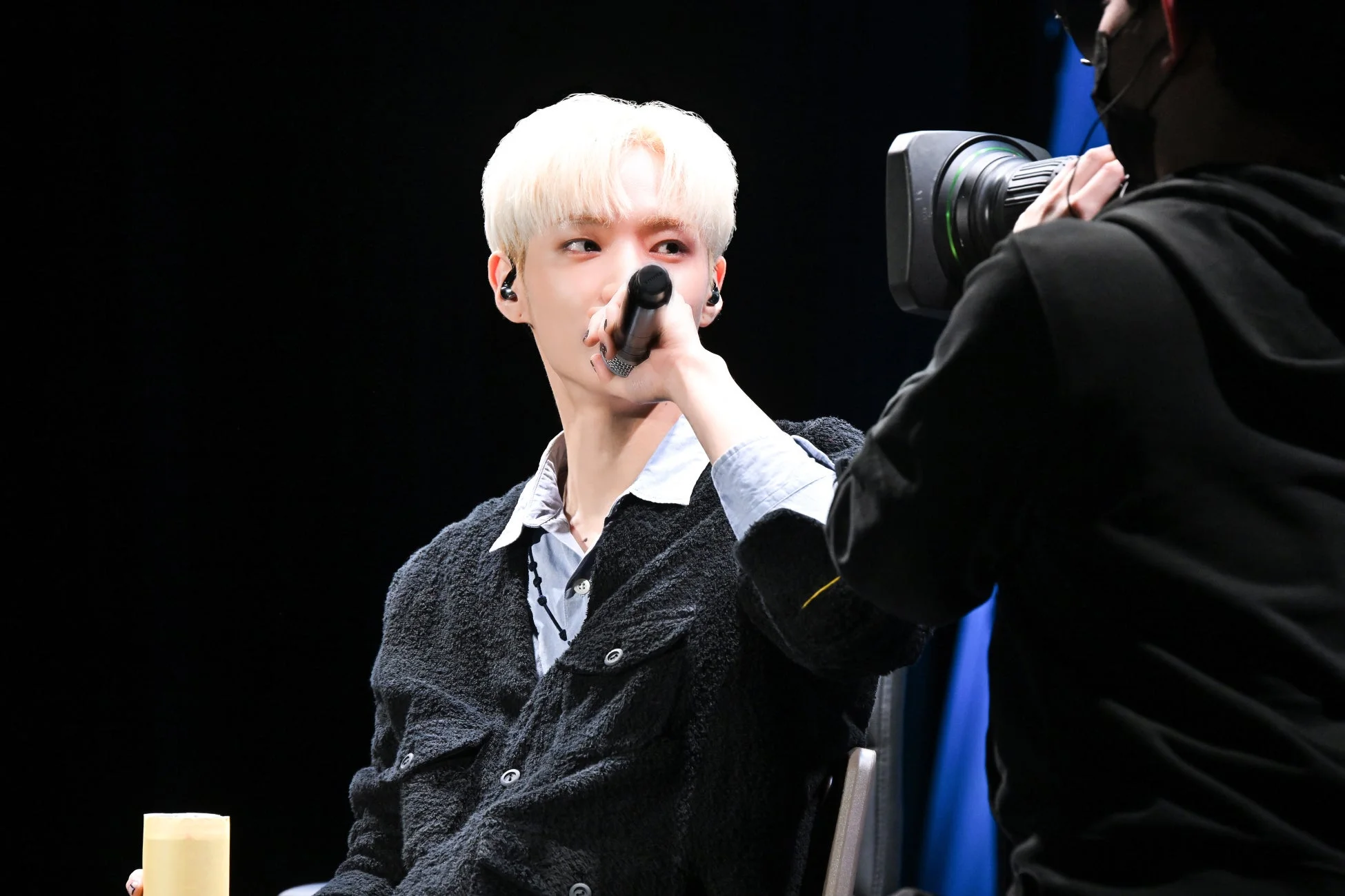 缶だけキスを再現するハ・ユジュンさん