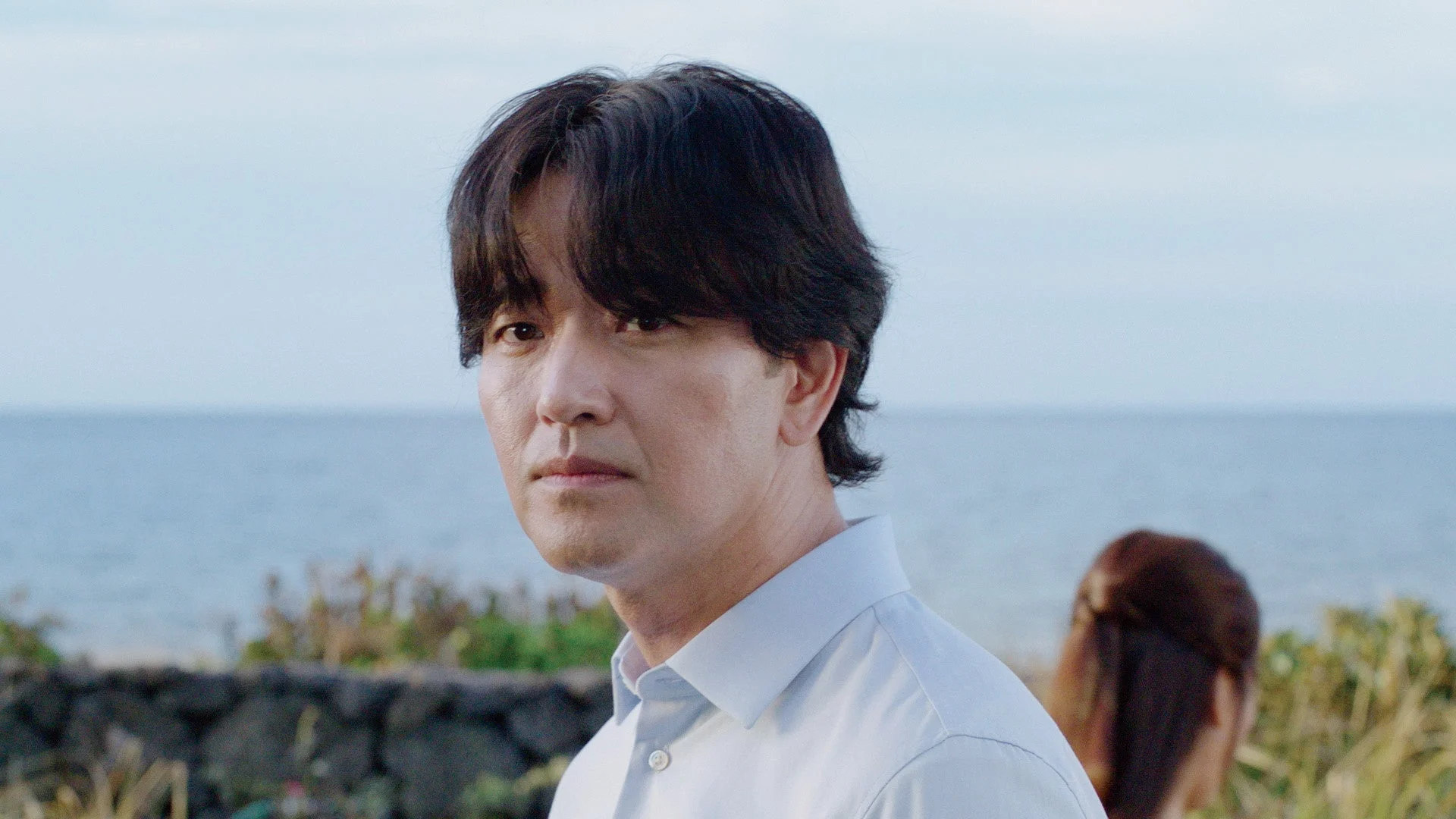 海を背景にした男性のポートレート