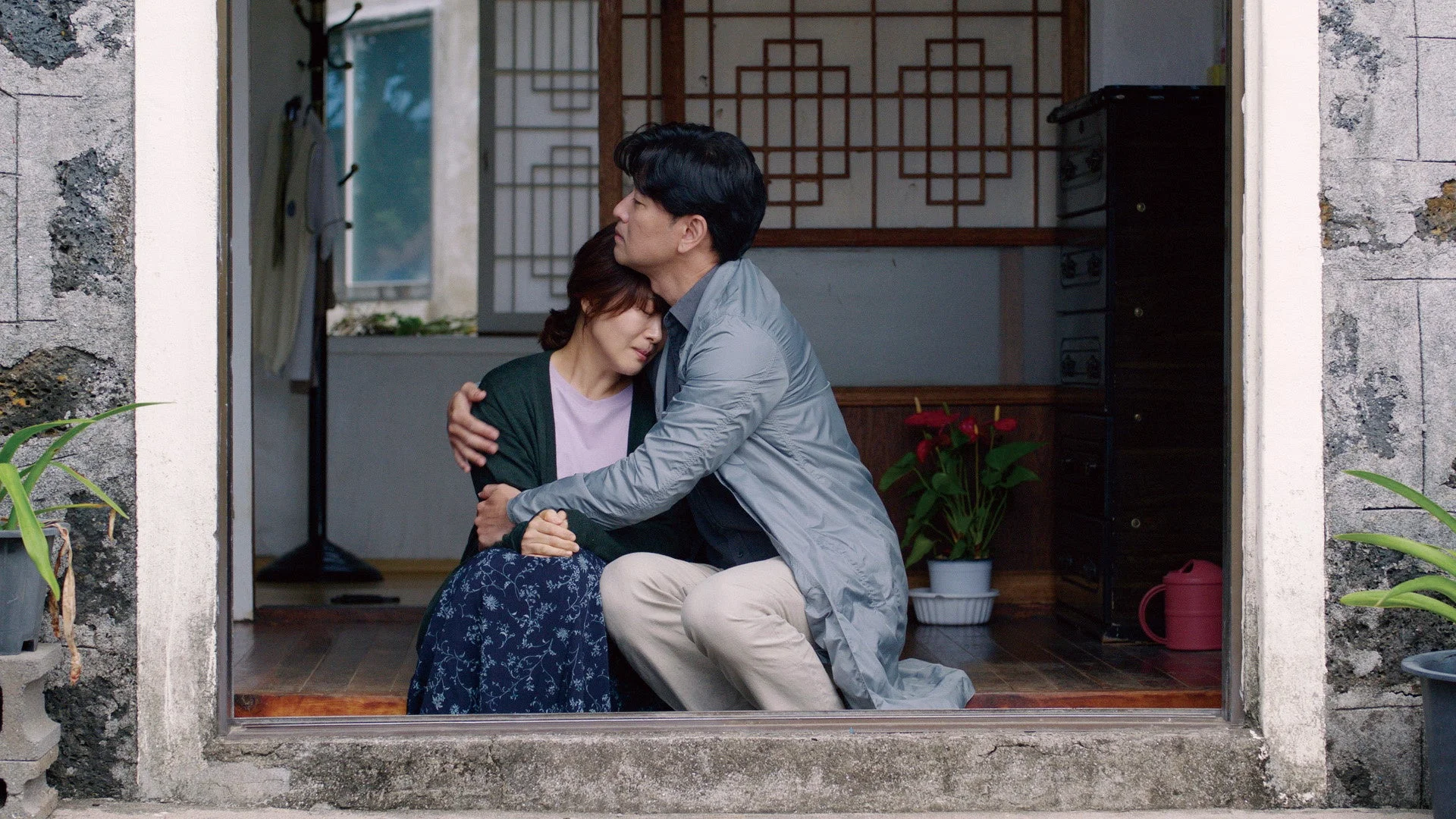 抱擁するカップル