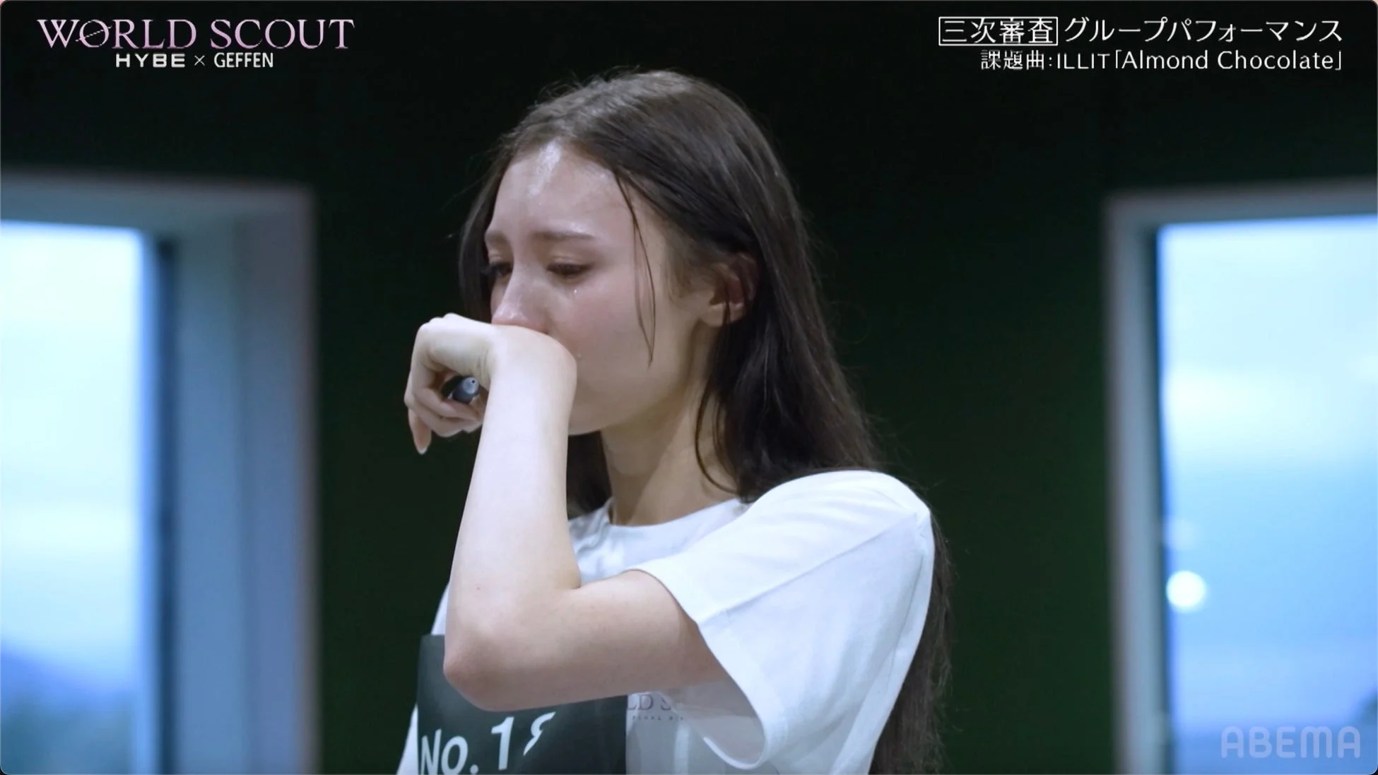 涙を流す女性候補者