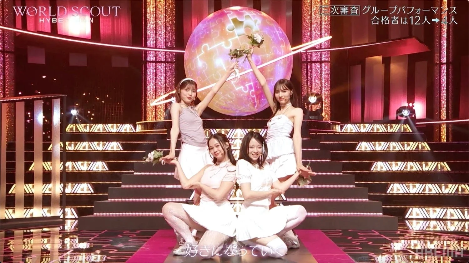 花を持ってポーズを決める女性グループ