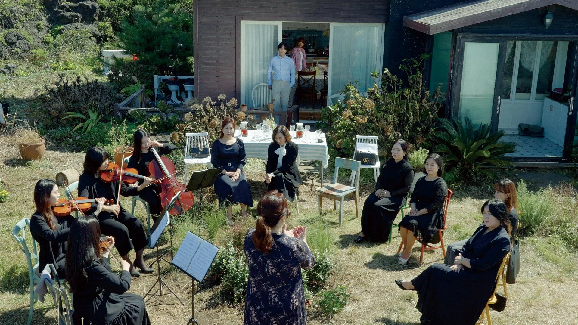 屋外での弦楽アンサンブル