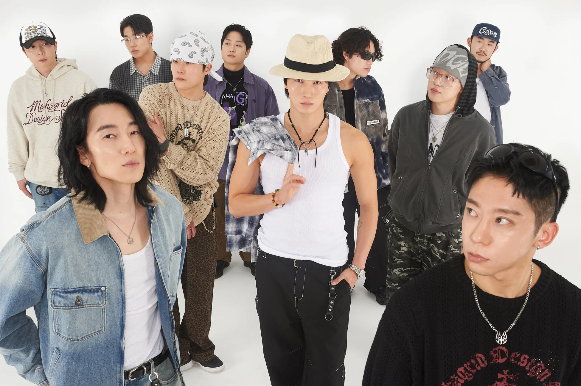 ストリートファッションを着こなした男性グループ