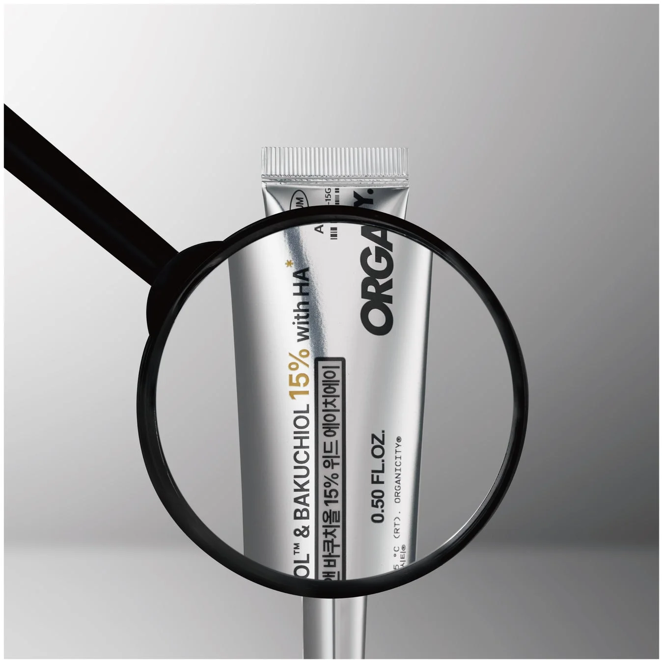 Organicityのシルバーチューブ製品が拡大鏡で強調されている画像