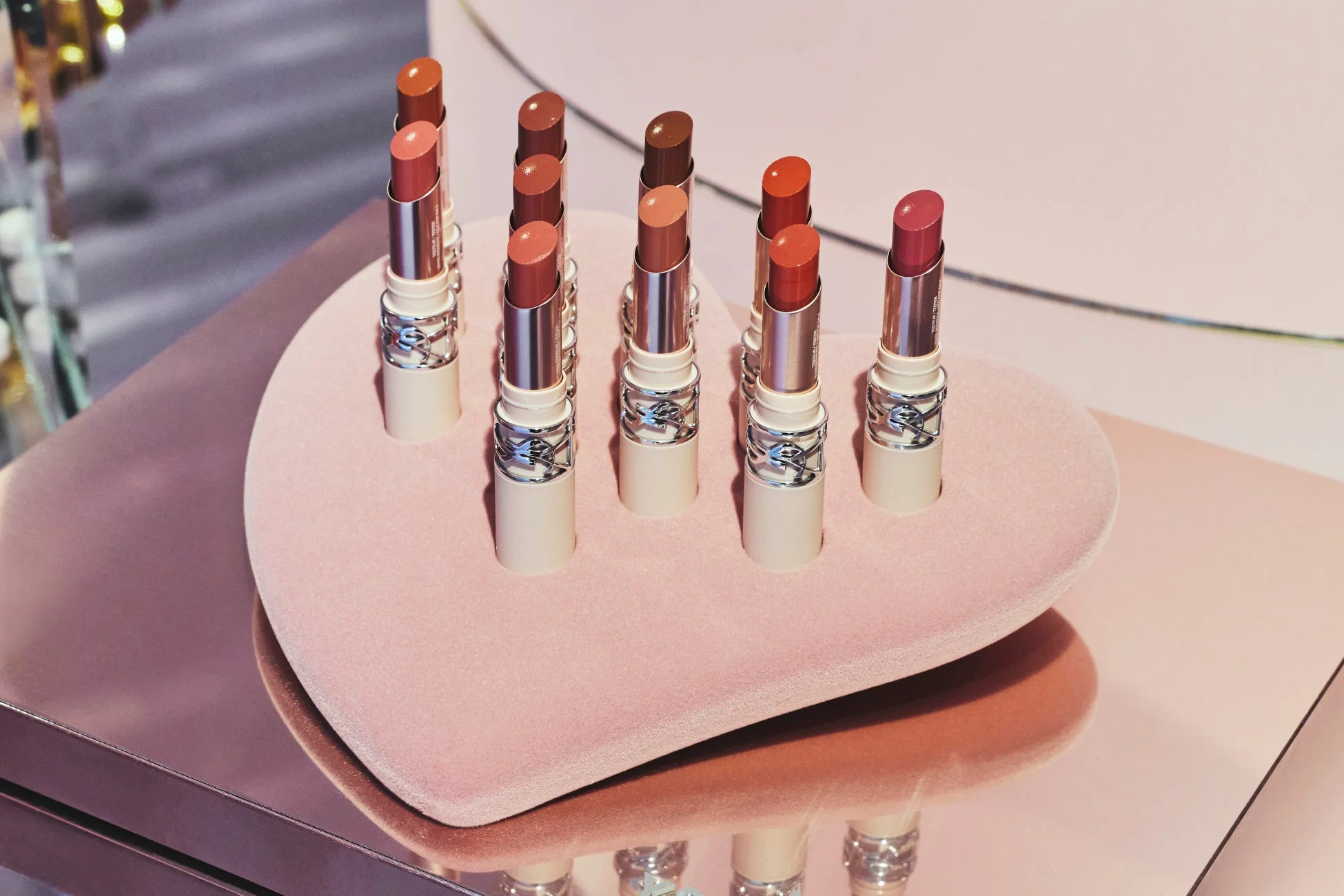 YSL LOVENUDE HOTEL TOKYO SECRET CHECK-INのリップスティックディスプレイ