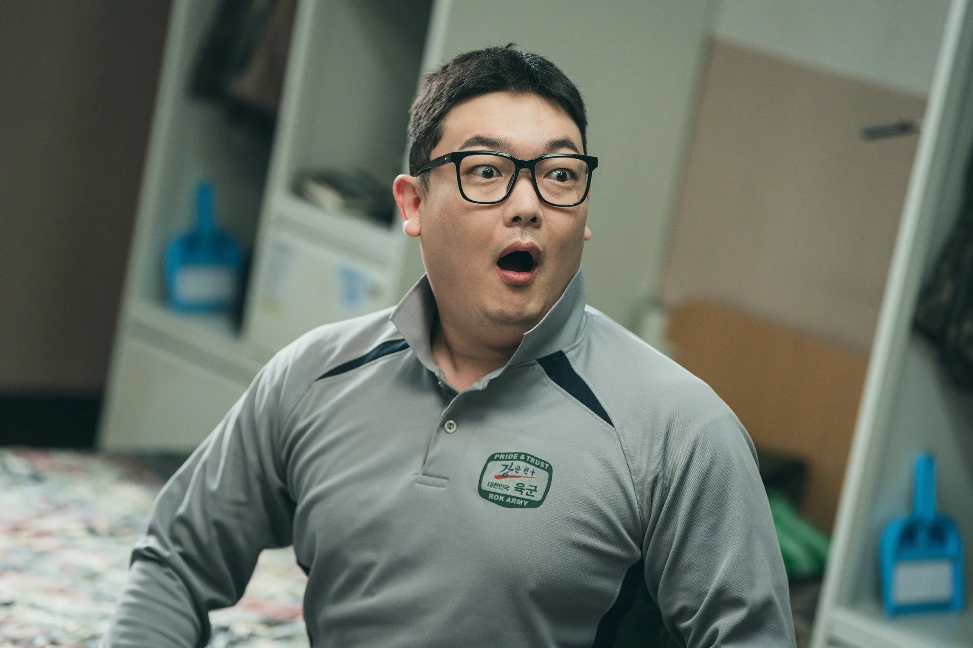 メガネをかけた男性が、驚いた表情をしている