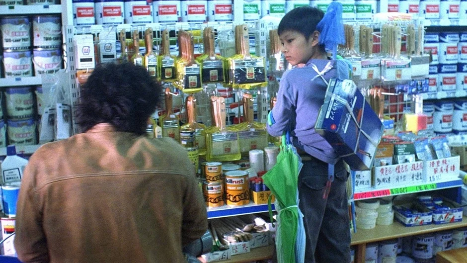 金物店で買い物をする少年と男性