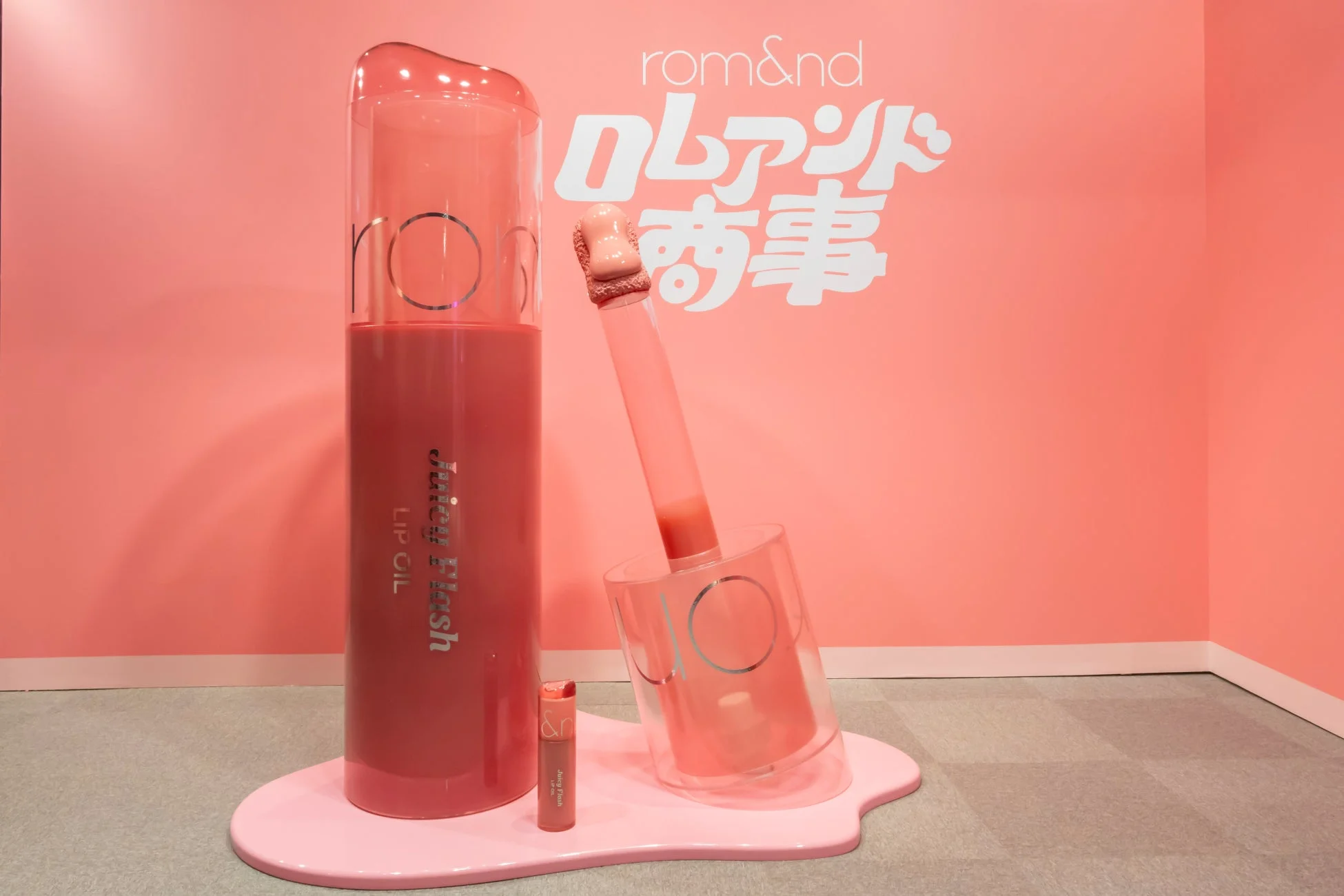 ポップアップストアの巨大ディスプレイ