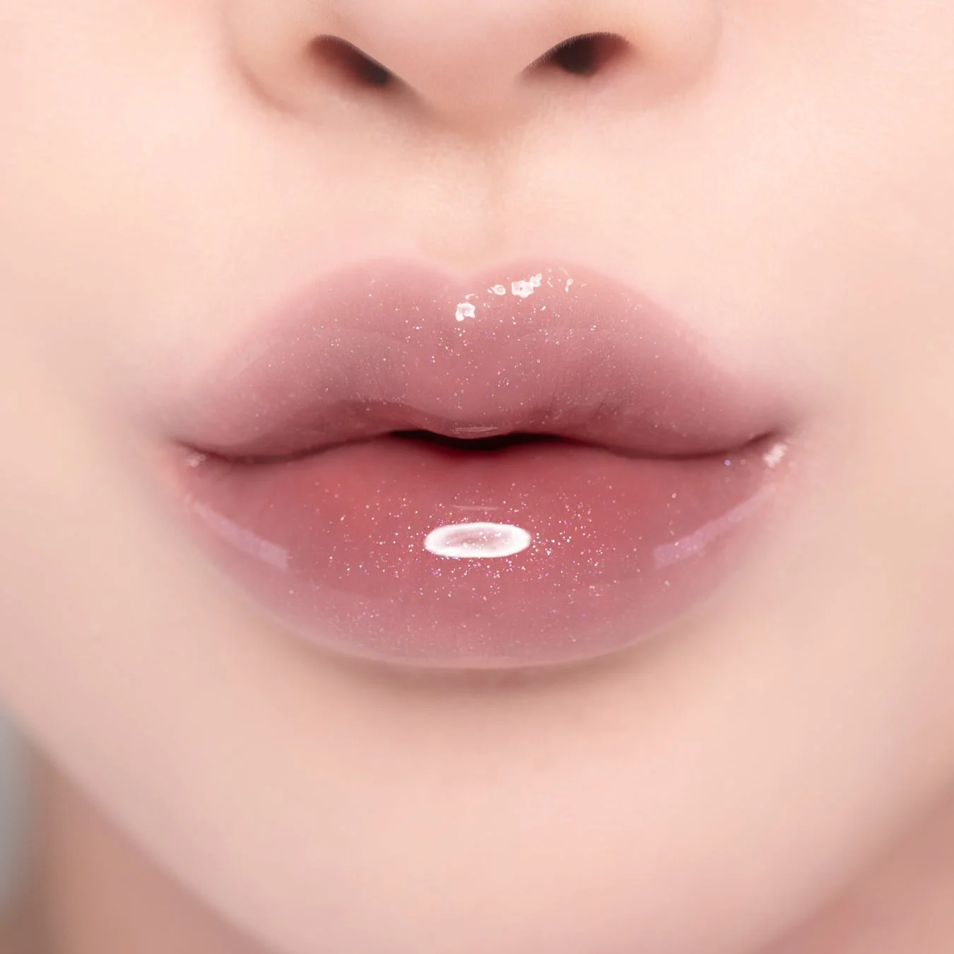 ピンクリップグロスを塗った唇